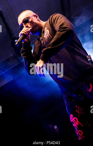 Napoli, Italie. 23 Juin, 2018. Gué PeQueno, rappeur italien Arenile di Bagnoli Gentleman avec son tour, avec de nombreux invités, Enzo Avitabile, Franco Ricciardi, Luchè, Enzo Dong, Dj Jay K et Vale Lambo. Credit : Massimo Solimene/Pacific Press/Alamy Live News Banque D'Images