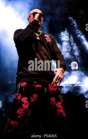 Napoli, Italie. 23 Juin, 2018. Gué PeQueno, rappeur italien Arenile di Bagnoli Gentleman avec son tour, avec de nombreux invités, Enzo Avitabile, Franco Ricciardi, Luchè, Enzo Dong, Dj Jay K et Vale Lambo. Credit : Massimo Solimene/Pacific Press/Alamy Live News Banque D'Images