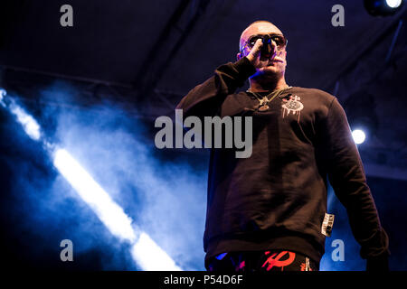 Napoli, Italie. 23 Juin, 2018. Gué PeQueno, rappeur italien Arenile di Bagnoli Gentleman avec son tour, avec de nombreux invités, Enzo Avitabile, Franco Ricciardi, Luchè, Enzo Dong, Dj Jay K et Vale Lambo. Credit : Massimo Solimene/Pacific Press/Alamy Live News Banque D'Images