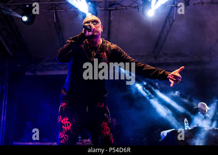 Napoli, Italie. 23 Juin, 2018. Gué PeQueno, rappeur italien Arenile di Bagnoli Gentleman avec son tour, avec de nombreux invités, Enzo Avitabile, Franco Ricciardi, Luchè, Enzo Dong, Dj Jay K et Vale Lambo. Credit : Massimo Solimene/Pacific Press/Alamy Live News Banque D'Images