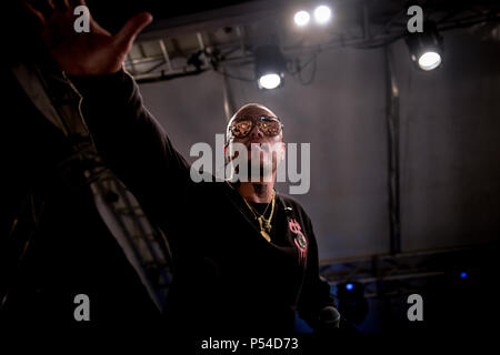 Napoli, Italie. 23 Juin, 2018. Gué PeQueno, rappeur italien Arenile di Bagnoli Gentleman avec son tour, avec de nombreux invités, Enzo Avitabile, Franco Ricciardi, Luchè, Enzo Dong, Dj Jay K et Vale Lambo. Credit : Massimo Solimene/Pacific Press/Alamy Live News Banque D'Images