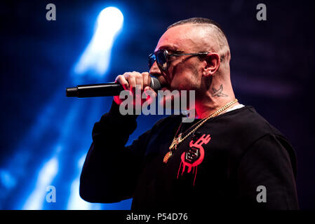 Napoli, Italie. 23 Juin, 2018. Gué PeQueno, rappeur italien Arenile di Bagnoli Gentleman avec son tour, avec de nombreux invités, Enzo Avitabile, Franco Ricciardi, Luchè, Enzo Dong, Dj Jay K et Vale Lambo. Credit : Massimo Solimene/Pacific Press/Alamy Live News Banque D'Images