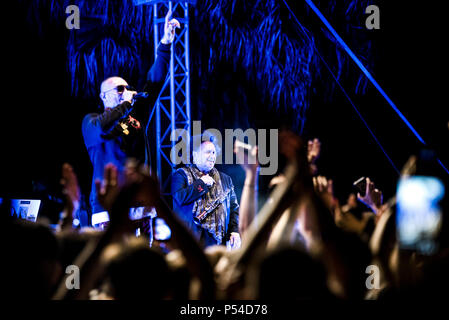 Napoli, Italie. 23 Juin, 2018. Gué PeQueno, rappeur italien Arenile di Bagnoli Gentleman avec son tour, avec de nombreux invités, Enzo Avitabile, Franco Ricciardi, Luchè, Enzo Dong, Dj Jay K et Vale Lambo. Credit : Massimo Solimene/Pacific Press/Alamy Live News Banque D'Images