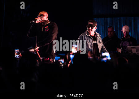 Napoli, Italie. 23 Juin, 2018. Gué PeQueno, rappeur italien Arenile di Bagnoli Gentleman avec son tour, avec de nombreux invités, Enzo Avitabile, Franco Ricciardi, Luchè, Enzo Dong, Dj Jay K et Vale Lambo. Credit : Massimo Solimene/Pacific Press/Alamy Live News Banque D'Images