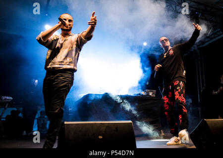 Napoli, Italie. 23 Juin, 2018. Gué PeQueno, rappeur italien Arenile di Bagnoli Gentleman avec son tour, avec de nombreux invités, Enzo Avitabile, Franco Ricciardi, Luchè, Enzo Dong, Dj Jay K et Vale Lambo. Credit : Massimo Solimene/Pacific Press/Alamy Live News Banque D'Images