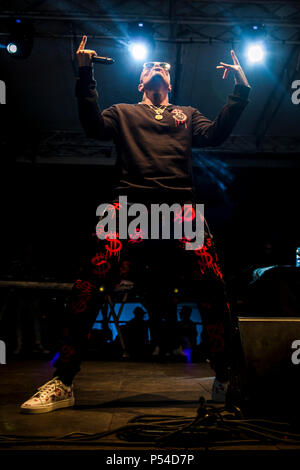 Napoli, Italie. 23 Juin, 2018. Gué PeQueno, rappeur italien Arenile di Bagnoli Gentleman avec son tour, avec de nombreux invités, Enzo Avitabile, Franco Ricciardi, Luchè, Enzo Dong, Dj Jay K et Vale Lambo. Credit : Massimo Solimene/Pacific Press/Alamy Live News Banque D'Images