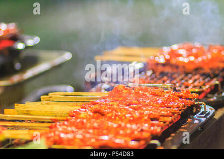 Close up vendeur au cours de la cuisson du poulet épicé du Sud. 'Kor Lae' poulet grillé est populaire dans Nakhon Sri Thammarat, sud de la Thaïlande qui peu Banque D'Images