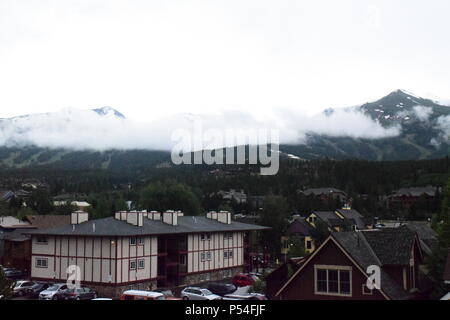 Matériel roulant les nuages au-dessus de la ville de Breckenridge en Comté de Summit Colorado Banque D'Images