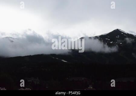 Matériel roulant les nuages au-dessus de la ville de Breckenridge en Comté de Summit Colorado Banque D'Images