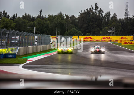 La ville de Mexico, Mexique - 01 septembre 2017 : Autodromo Hermanos Rodriguez. 6h00 du Mexique, la FIA WEC. L'équipe de Porsche GT no 91, conduisant à la deuxième place de la catégorie LMGT Pro, et TOYOTA GAZOO RACING n°7, menant à la première place de la catégorie LMP1 hybride, l'exécution de la main par main à la pratique libre I. Banque D'Images