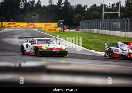 La ville de Mexico, Mexique - 01 septembre 2017 : Autodromo Hermanos Rodriguez. 6h00 du Mexique, la FIA WEC. L'équipe de Porsche GT no 91, conduisant à la deuxième place de la catégorie LMGT Pro, et TOYOTA GAZOO RACING n°7, menant à la première place de la catégorie LMP1 hybride, l'exécution de la main par main à la pratique libre I. Banque D'Images