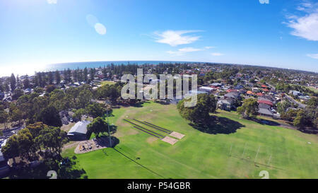 Drone avec des Australiens et des sports parc ovale, prise à Henley Beach, Australie du Sud. Banque D'Images