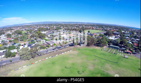 Drone avec des Australiens et des sports parc ovale, prise à Henley Beach, Australie du Sud. Banque D'Images