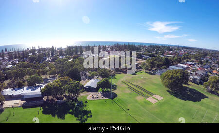 Drone avec des Australiens et des sports parc ovale, prise à Henley Beach, Australie du Sud. Banque D'Images