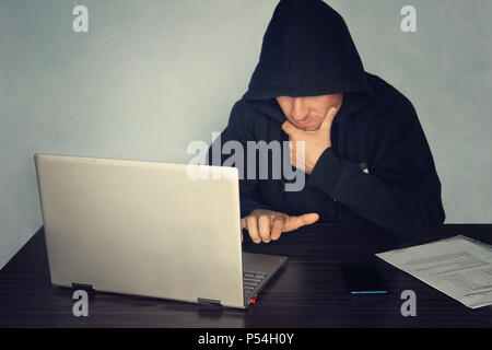 Programmeur hacker anonyme utilise un ordinateur portable pour pirater le système. Le vol de données personnelles. Création et l'infection de virus malveillants. Le concept de cyber Banque D'Images