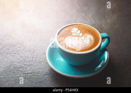 Une tasse de Cappuccino avec belle latte art sur table en pierre. Concept de l'humeur du matin. Banque D'Images