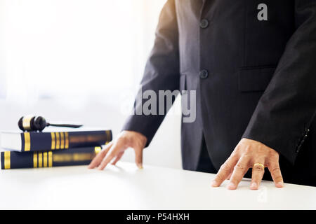 Gavel sound block et de justice droit et avocat travaillant sur fond d'un bureau en bois Banque D'Images