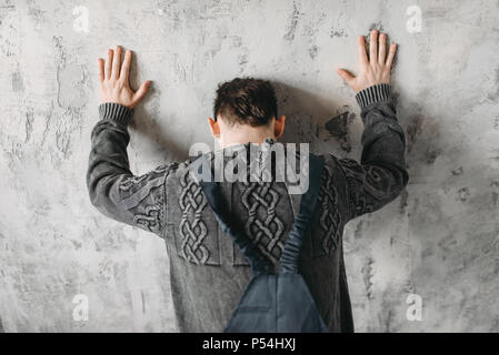 Peuplements autistes face au mur, l'autisme, syndrome de grunge prix intérieur. Mad personne mâle dans la maison abandonnée, crazy guy Banque D'Images