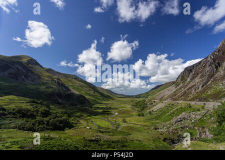 Nant Ffrancon valley dans la région de Snowdonia, le Nord du Pays de Galles lors d'une journée ensoleillée Banque D'Images