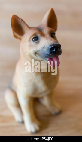 German Shepard figurine on a wooden background Banque D'Images