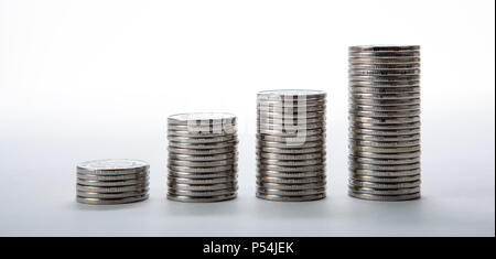 Des piles de jetons sur un fond blanc close up Banque D'Images