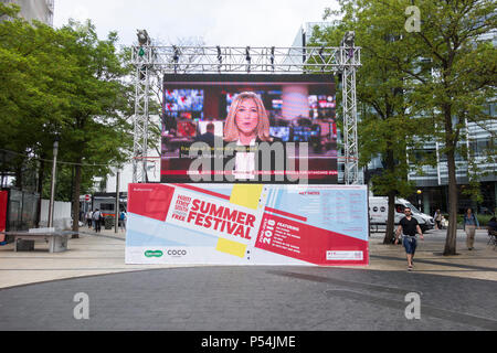 Joanna Gosling présentation télévision BBC News sur le grand écran plat dans Lyric Square, dans le cadre du Festival d'été de l'Hammersmith, Londres, UK Banque D'Images