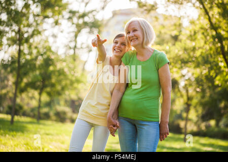 Grand-mère et sa petite-fille s'amusent ensemble en parc. Banque D'Images