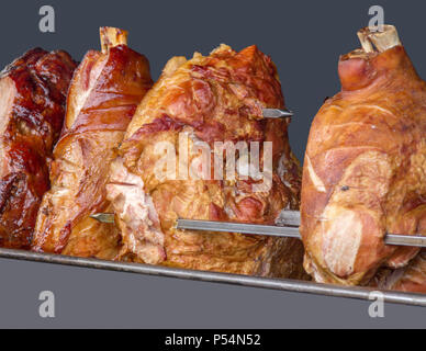 Barbecue de porc des paysages avec de grands morceaux de viande rôti à la broche Banque D'Images