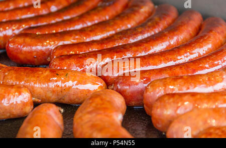 Libre barbecue saucisses rôties montrant un paysage Banque D'Images