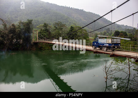 Ha Giang, Vietnam - Mars 17, 2017 : grand véhicule pour traverser un petit pont sur une rivière dans la région la plus au nord du Vietnam Banque D'Images