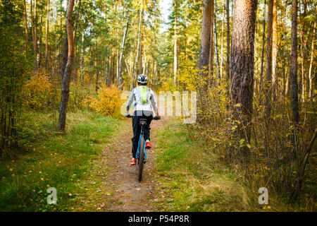 Droit de l'arrière du casque à bicyclette en fille Banque D'Images