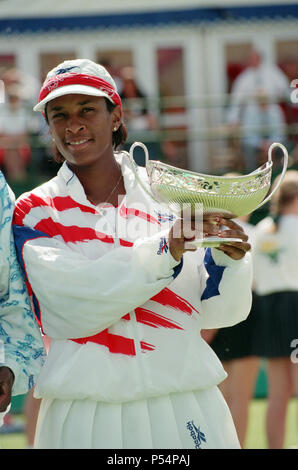 La finale du Championnat de Tennis Classic DFS à l'Edgbaston Priory. Zina Garrison-Jackson Lori McNeil battu 6-3, 6-3. Sur la photo, Zina Garrison-Jackson avec le trophée. 18 juin 1995. Banque D'Images