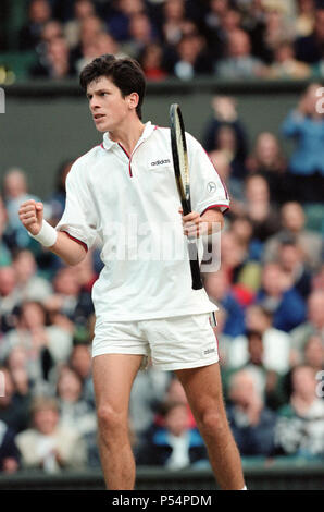 Tim Henman de Grande-bretagne en action lors de son quatrième Match de la mens des célibataires contre Richard Krajicek , des Pays-Bas. Centre Court, Wimdledon. Tim Henman a remporté le match 7-6, 6-7, 7-,6, 6-4 Photo prise le 3 juillet 1997 Banque D'Images