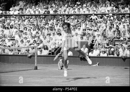 Ilie Nastase, joueur de tennis roumain en action sur le Centre Court, tennis de Wimbledon, le jeudi 24 juin 1976. Banque D'Images