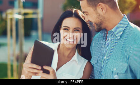 Jeune femme moderne de confiance avec l'homme dans la ville, le bonheur Banque D'Images