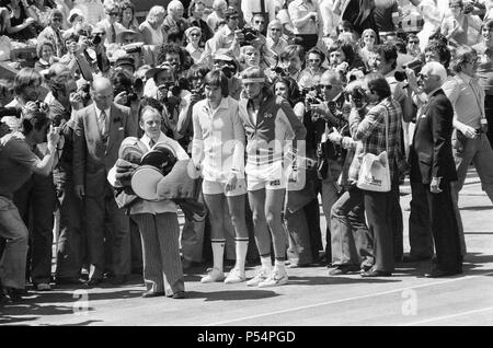 Tennis de Wimbledon 1977, Mens, finale, Wimbledon Centre Court, samedi 2 juillet 1977. Vainqueur en titre, Bjorn Borg remporte le match en 5 sets, 3-6, 6-2, 6-1, 5-7, 6-4, contre Jimmy Connors. En photo avant le début du match. Banque D'Images