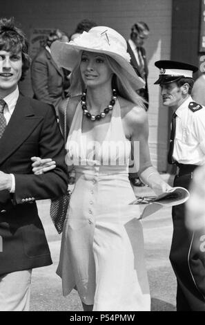 Un jeune fan de Tennis bénéficie du tennis de Wimbledon de 1973. Photo prise le 26 juin 1973 Banque D'Images