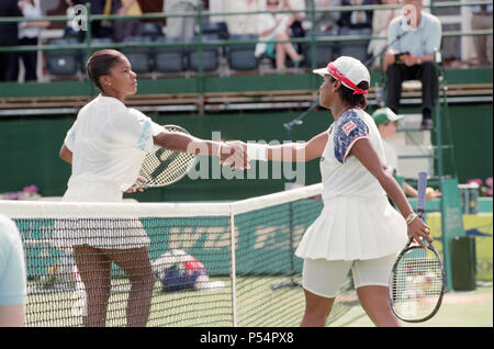 La finale du Championnat de Tennis Classic DFS à l'Edgbaston Priory entre Lori McNeil et Zina Garrison-Jackson. Zina Garrison-Jackson Lori McNeil battu 6-3, 6-3. 18 juin 1995. Banque D'Images