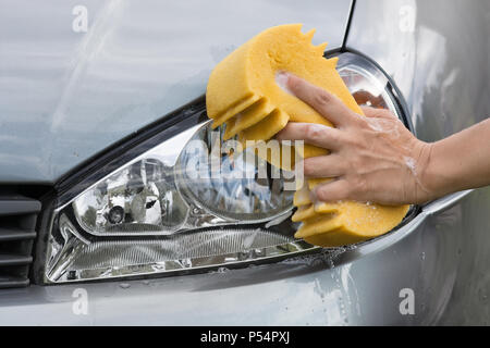 Le lavage de voiture projecteur avec éponge Banque D'Images