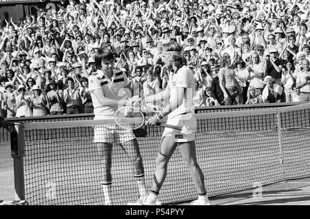 Tennis de Wimbledon 1977, Mens, finale, Wimbledon Centre Court, samedi 2 juillet 1977. Vainqueur en titre, Bjorn Borg remporte le match en 5 sets, 3-6, 6-2, 6-1, 5-7, 6-4, contre Jimmy Connors. Photographié à la fin du match. Banque D'Images