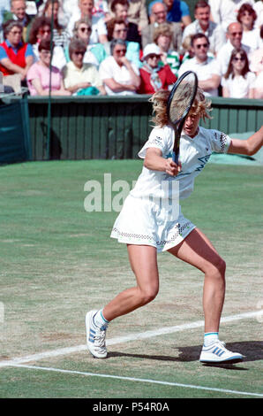 Steffi Graf en photo. Steffi Graf actuel bat 6 fois champion Martina Navratilova, pour gagner la finale dames de Wimbledon le 2 juillet 1988. Après Graf a pris un 5-3 plomb dans le premier set, Navratilova a remporté six jeux de suite qui lui permet de gagner le premier jeu et prendre un plomb de 2-0 dans le deuxième set. Graf est ensuite revenu remportant 12 des 13 jeux et le match. La première Steffi Graf de Wimbledon 7 titre gagne. 1988, 1989, 1991, 1992, 1993, 1995, 1996 Photo prise le 2 juillet 1988 Banque D'Images