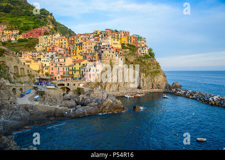 Manarola - village des Cinque Terre National Park au large de l'Italie. De belles couleurs au coucher du soleil. Province de La Spezia, Ligurie, dans le nord de l'Italie Banque D'Images