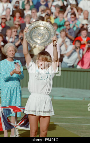 Steffi Graf en photo avec son trophée, le Venus Rosewater Dish. Steffi Graf actuel bat 6 fois champion Martina Navratilova, pour gagner la finale dames de Wimbledon le 2 juillet 1988. Après Graf a pris un 5-3 plomb dans le premier set, Navratilova a remporté six jeux de suite qui lui permet de gagner le premier jeu et prendre un plomb de 2-0 dans le deuxième set. Graf est ensuite revenu remportant 12 des 13 jeux et le match. La première Steffi Graf de Wimbledon 7 titre gagne. 1988, 1989, 1991, 1992, 1993, 1995, 1996 Photo prise le 2 juillet 1988 Banque D'Images