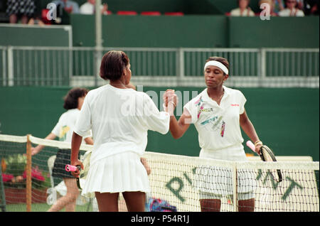 La finale de la DFS Classic à Edgbaston Priory. United States Lori McNeil (à gauche) a battu United States Zina Garrison-Jackson 6-4, 2-6, 6-3. 13 juin 1993. Banque D'Images