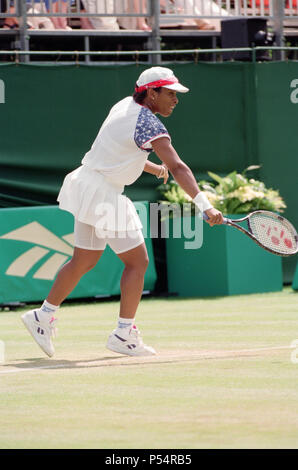 La finale du Championnat de Tennis Classic DFS à l'Edgbaston Priory entre Lori McNeil et Zina Garrison-Jackson. Zina Garrison-Jackson Lori McNeil battu 6-3, 6-3. 18 juin 1995. Banque D'Images