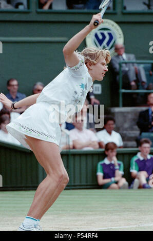 Steffi Graf en photo. Steffi Graf actuel bat 6 fois champion Martina Navratilova, pour gagner la finale dames de Wimbledon le 2 juillet 1988. Après Graf a pris un 5-3 plomb dans le premier set, Navratilova a remporté six jeux de suite qui lui permet de gagner le premier jeu et prendre un plomb de 2-0 dans le deuxième set. Graf est ensuite revenu remportant 12 des 13 jeux et le match. La première Steffi Graf de Wimbledon 7 titre gagne. 1988, 1989, 1991, 1992, 1993, 1995, 1996 Photo prise le 2 juillet 1988 Banque D'Images