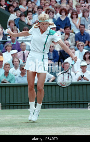 Martina Navratilova pendant sa finale dames contre Steffi Graf en 1988. Steffi Graf actuel bat 6 fois champion Martina Navratilova, pour gagner la finale dames de Wimbledon le 2 juillet 1988. Après Graf a pris un 5-3 plomb dans le premier set, Navratilova a remporté six jeux de suite qui lui permet de gagner le premier jeu et prendre un plomb de 2-0 dans le deuxième set. Graf est ensuite revenu remportant 12 des 13 jeux et le match. La première Steffi Graf de Wimbledon 7 titre gagne. 1988, 1989, 1991, 1992, 1993, 1995, 1996 Photo prise le 2 juillet 1988 Banque D'Images