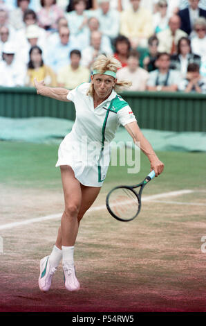 Martina Navratilova pendant sa finale dames contre Steffi Graf en 1988. Steffi Graf actuel bat 6 fois champion Martina Navratilova, pour gagner la finale dames de Wimbledon le 2 juillet 1988. Après Graf a pris un 5-3 plomb dans le premier set, Navratilova a remporté six jeux de suite qui lui permet de gagner le premier jeu et prendre un plomb de 2-0 dans le deuxième set. Graf est ensuite revenu remportant 12 des 13 jeux et le match. La première Steffi Graf de Wimbledon 7 titre gagne. 1988, 1989, 1991, 1992, 1993, 1995, 1996 Photo prise le 2 juillet 1988 Banque D'Images