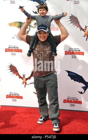 Carlos Mencia    48 fils Lucas - How to Train Your Dragon premiere à l'Universal Amphitheatre de Los Angeles.Carlos Mencia    48 Lucas fils événement dans la vie d'Hollywood, Californie - Red Carpet Event, USA, Cinéma, Célébrités, photographie, Bestof, Arts, Culture et divertissement, Célébrités, Mode de vie meilleure, Hollywood, événement dans la vie d'Hollywood, Californie - Tapis rouge et en coulisses, musique, célébrités, Topix en couple, en famille (mari et femme) et les enfants - les enfants, frères et sœurs, tsuni@Gamma-USA.com Tsuni enquête de crédit / USA, 2010 Banque D'Images