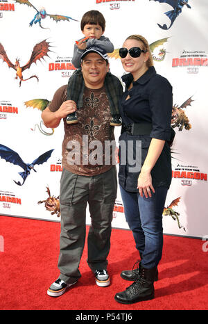 Carlos Mencia femme      Amy fils Lucas 47 - How to Train Your Dragon premiere à l'Universal Amphitheatre de Los Angeles.Carlos Mencia femme      Amy fils Lucas 47 Événement dans la vie d'Hollywood, Californie - Red Carpet Event, USA, Cinéma, Célébrités, photographie, Bestof, Arts, Culture et divertissement, Célébrités, Mode de vie meilleure, Hollywood, événement dans la vie d'Hollywood, Californie - Tapis rouge et en coulisses, musique, célébrités, Topix en couple, en famille (mari et femme) et les enfants - les enfants, frères et sœurs, tsuni@Gamma-USA.com Tsuni enquête de crédit / USA, 2010 Banque D'Images